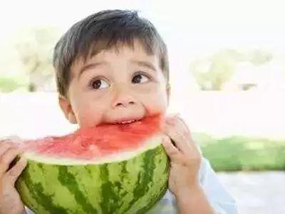 小明吃瓜吐籽,小明吃瓜吐籽的悠闲时光