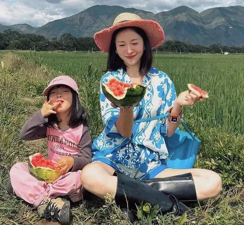 情侣田野吃瓜头像高清,高清吃瓜头像背后的浪漫故事